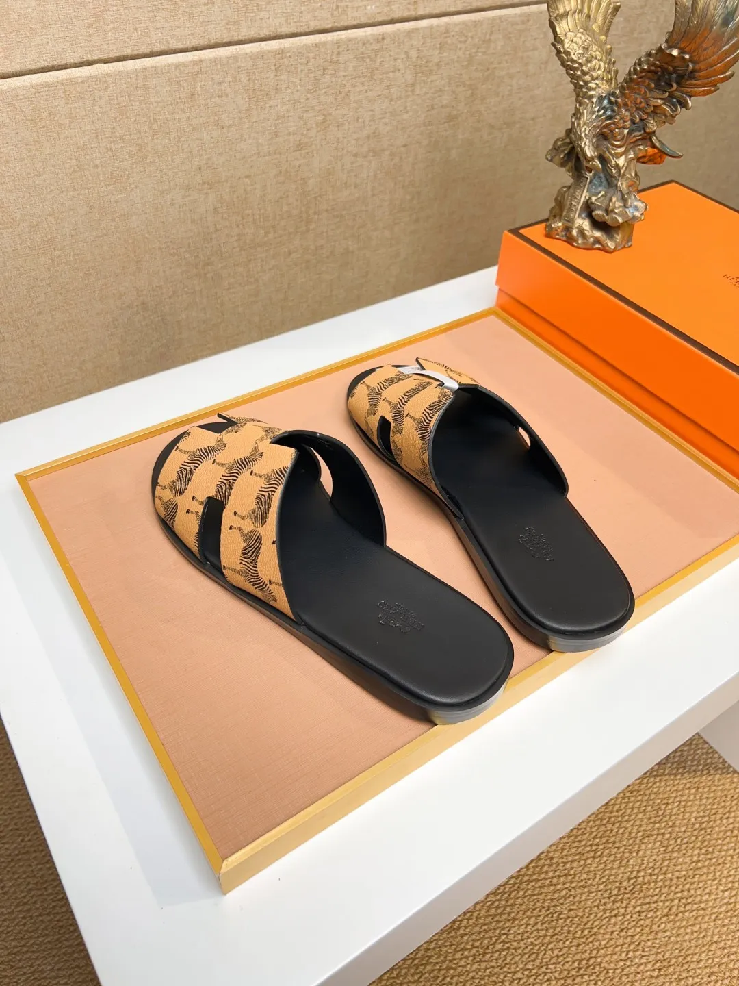 Men's clothing and shoes 💰280 💅💅💅 new arrival. Hermes Hermes official website latest counter synchronized new oran color leather H slippers, the original Paris version flew back to the original model and opened the mold to make it perfectly🍌The highest quality Sincerity, you can enter and leave the counter at will [Deyi] The upper is made of original customized  colored palm prints, crocodile print, ostrich print, colored cow leather, colored cow suede, 🤔 horse hair, 🥳 colored diamonds, 🥰 3D printing, and other genuine leather slippers, imported cow pattern foot pad lining, Italian  latest original genuine leather combination outsole Code number: 38-48 (customized at 46.47.48) Can be made into picture combination sole with genuine leather pattern and ordinary molded outsole